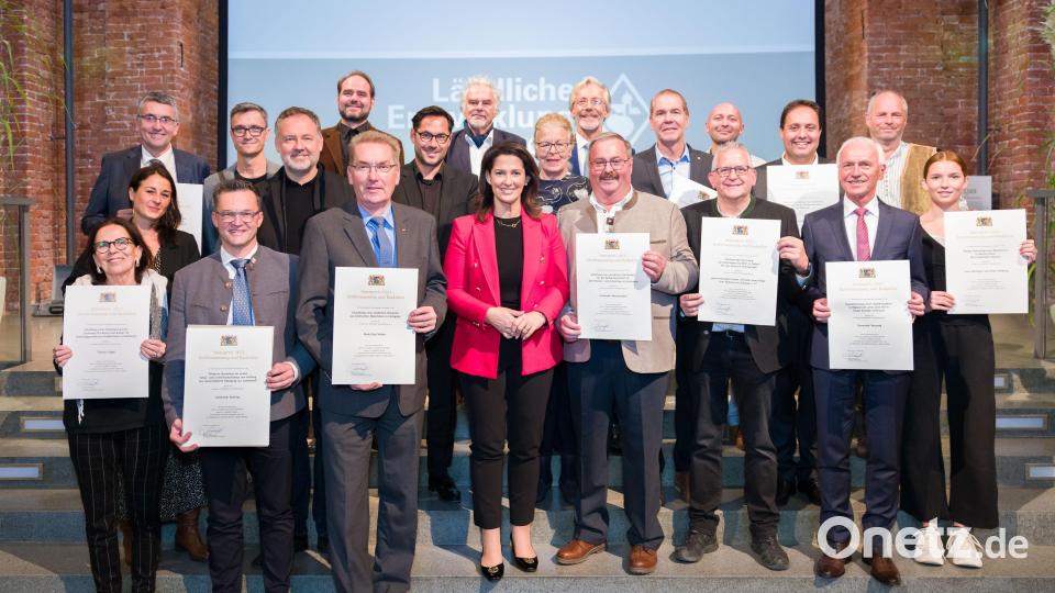 Das Bild zeigt Staatsministerin Michaela Kaniber mit den Preisträgerinnen und Preisträgern des Staatspreises für Dorferneuerung und Baukultur. Bild: Seyfarth/StMELF/exb