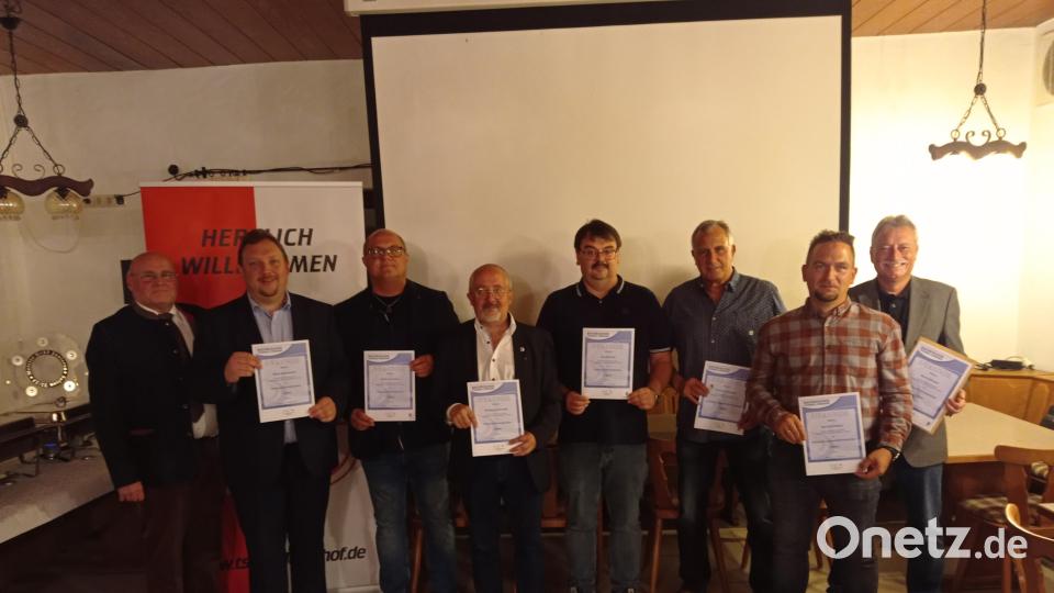 Kreisspielleiter Peter Kemnitzer überreichte die Verbandsehrenzeichen des Bayerischen Fußballverbandes an Mario Rabenbauer, Stefan Schindler, Wolfgang Schricker, Uwe Bäumler, Winfried Neubauer, Bernhard Meyer und Bernd Aßmann. Bild: fpoz