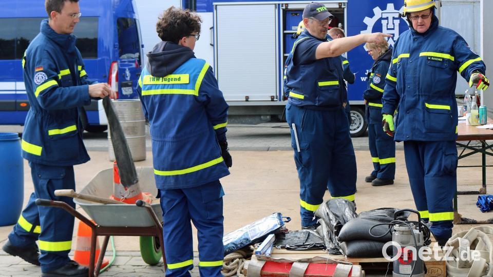 Im Bereich Hochwasserschutz erklärt der Prüfling die richtige Anordnung der Sandsäcke. Bild: Marina Grasser/exb