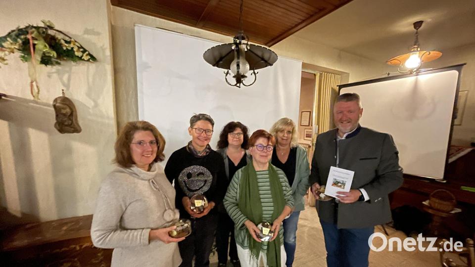 Den Referentinnen des Abends bekamen kleine Präsente. Von links Gabriele Treml-Laubert, Silvia Engel, Heike Rosner, Gudrun Schuster, Christine Eckert und Klaus Schuster. Bild: Klaus Schuster/exb
