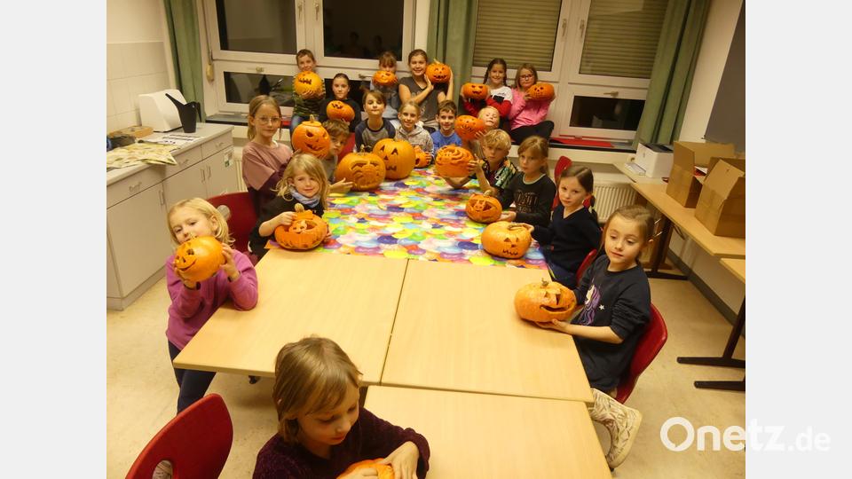 Stolz zeigen die Eschenbacher Kinder ihre Kürbisse für Halloween. Bild: rn