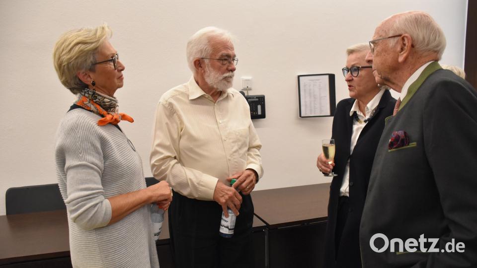 Wenn Theodora Kupke (li. im Bild mit dem ehemaligen Kreismusikschulleiter Jakob Schröder im Gespräch mit Gästen und ihrem Mann Klaus Kupke re.) ihre schicken Notenschlüssel-Ohrringe trägt, ist etwas Besonders im Busch. Diesen besonderen Ohrschmuck trägt sie seit vielen Jahren nur zu Konzerten wie dem klassischen Liederabend im Landratsamt. . Bild: ubb