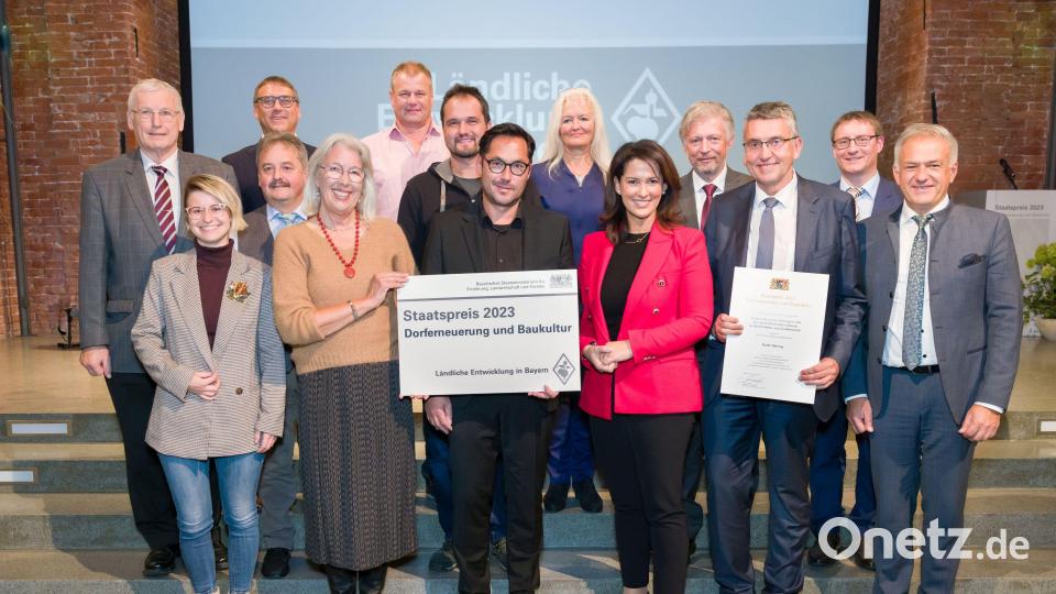 Für die Abordnung aus Großkonreuth nahm Bürgermeister Franz Schöner (Dritter von rechts) den Preis aus Händen von Ministerin Michaela Kaniber (Fünfte von rechts) entgegen. 	Bild: Hauke Seyfarth/StMELF/exb Bild: Hauke Seyfarth/StMELF/exb