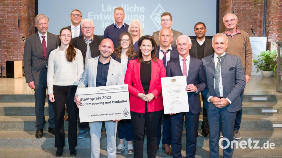 Auch die Riglasreuther waren mit einer großen Delegation in München. Bürgermeister Peter König (Reihe vorne, Zweiter von rechts) nahm die Urkunde aus Händen von Ministerin Kaniber (vorne, Mitte) entgegen. 	Bild: Hauke Seyfarth/StMELF/exb Bild: Hauke Seyfarth/StMELF/exb