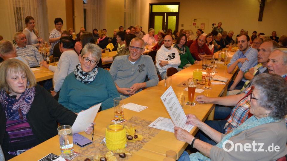 Vollbesetzt war das Waldershofer Pfarrheim bei den ersten Vorstellungen. Auch die beiden folgenden Abende an diesem Wochenende sind ausverkauft. Bild: jr