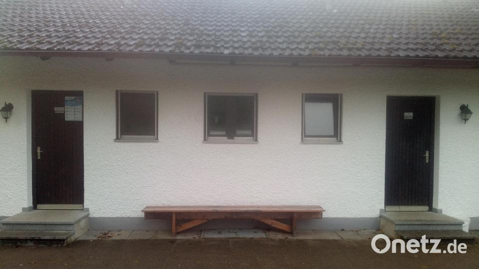 Das Sportheim soll saniert werden. Zwischen den beiden bestehenden Kabineneingängen soll ein Eingang für die neue Schiedsrichter-Kabine entstehen. Bild: Robert/Becher/exb