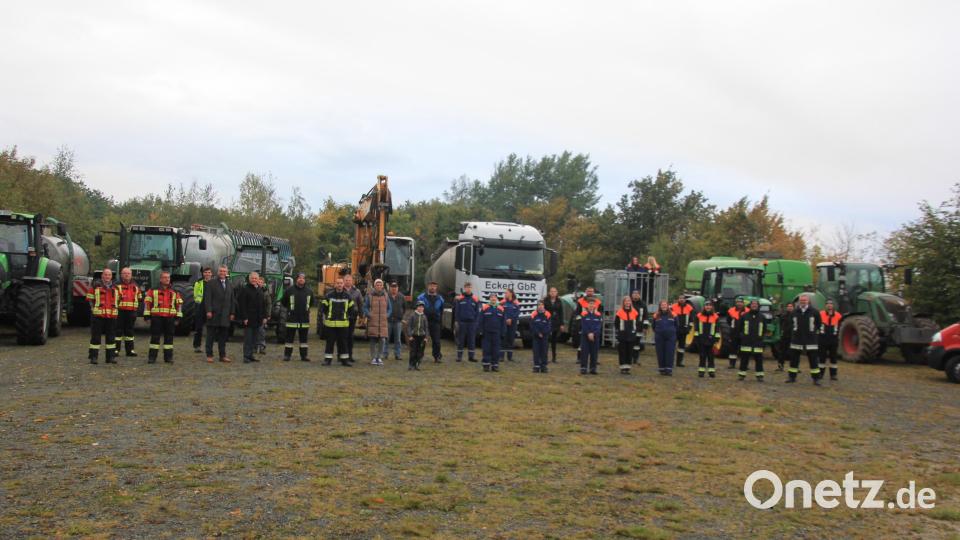 Bei einem Dankes-Termin zeigten die Landwirte ihre Maschinen und Güllefahrzeuge, die auch bei dem Großbrand in Lauterbach zum Einsatz gekommen waren. Bild: kro