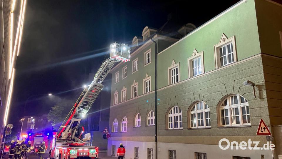 Zum Glück ist alles nur eine Übung: Ein Großaufgebot von Einsatzkräften nimmt an der Übung im Evangelischen Vereinshaus in Weiden teil. Bild: Richard Schieder/exb
