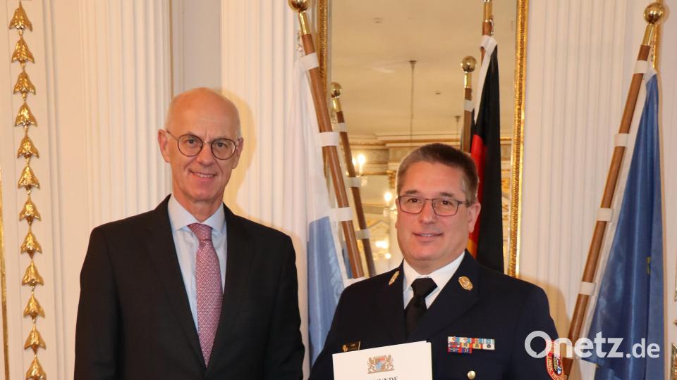 Regierungspräsident Walter Jonas ehrt Kreisbrandrat Stefan Gleißner aus dem Landkreis Tirschenreuth. Bild: Stühlinger-Weinhändler/Regierung der Oberpfalz/exb