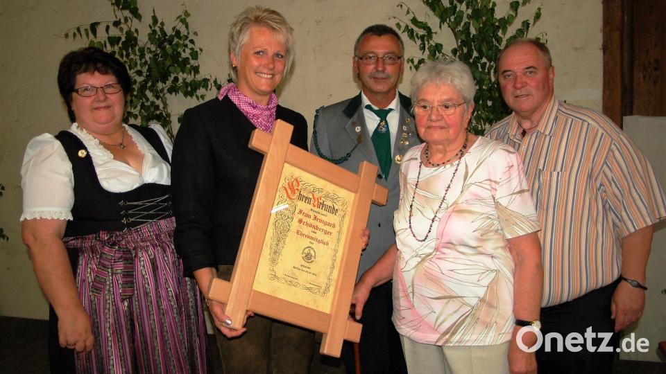 2014 erhielt Irmgard Schönberger (Zweite von rechts) die Ehrenmitgliedschaft der &quot;Falkenhorst&quot;-Schützen. Dazu gratulierten: Elisabeth Werner (von links), Anita Stauber, der damalige Erste Schützenmeister Norbert Winterstein (bereits verstorben) sowie Gerhard Mark (rechts). Archivbild: rgr