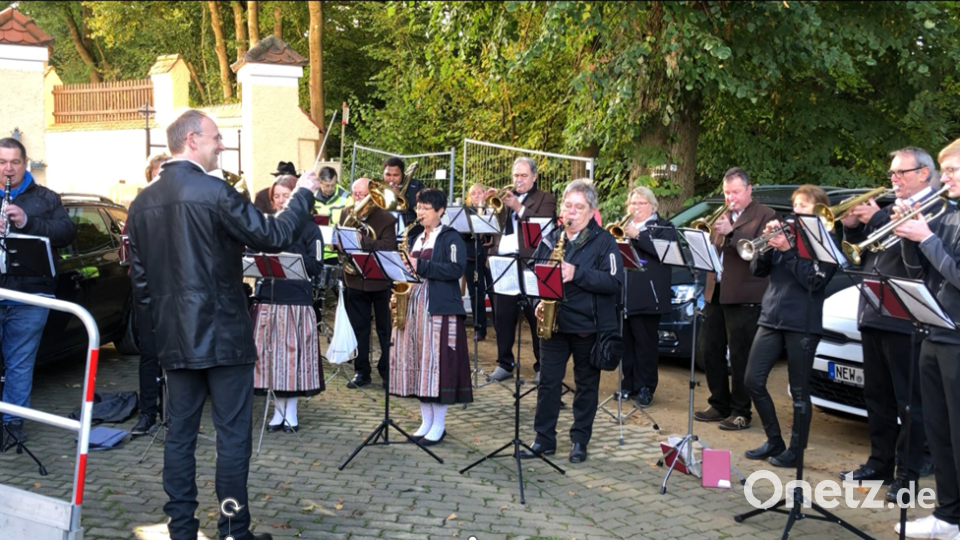 Bernhard Schmauß ist nicht nur an der Orgel ein Meister seines Fachs, sondern dirigiert für ein Stück die Blaskapelle Neustadt7WN. Bild: Linda Schmauß/exb