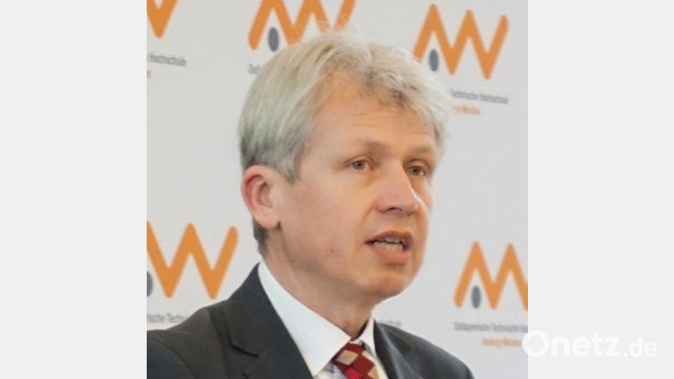 Heute zünden wir die nächste Stufe, indem wir das, was wir bisher gemacht haben, nun auch mit Wasserstoff tun können." (Clemens Bulitta, Präsident der OTH Amberg-Weiden.) Bild: Misch/OTH Amberg-Weiden/exb