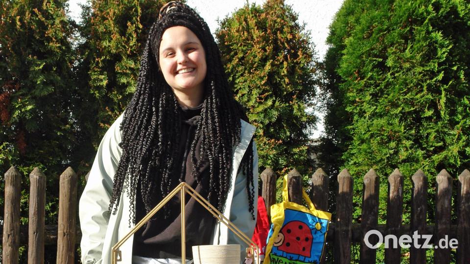 Lisa aus Sulzbach-Rosenberg ist zum ersten Mal hier und freut sich sichtlich, schon ein paar Gegenstände verlauft zu haben. Bild: Christian Koch/exb