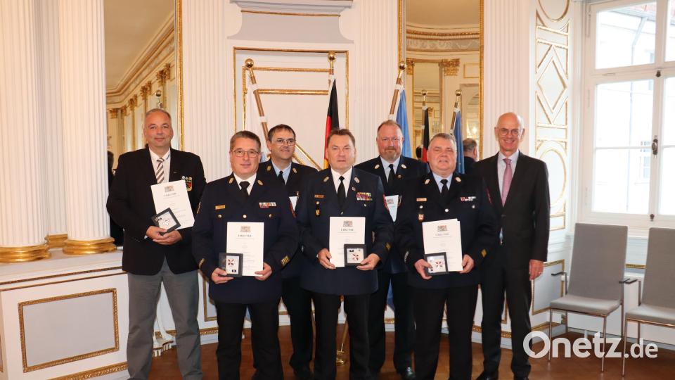 Regierungspräsident Walter Jonas zusammen mit den Geehrten. Bild: Stühlinger-Weinhändler/Regierung der Oberpfalz/exb