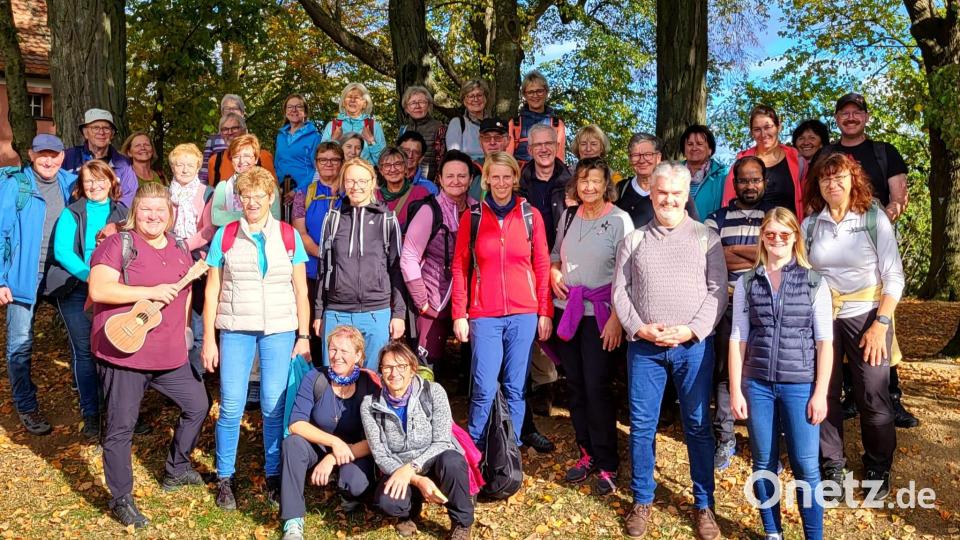 Eine Pilgergruppe macht sich von Schwandorf nach Ensdorf auf den Jakobsweg, angeführt von Gemeindereferentin Kathrin Blödt (links, mit Gitarre), daneben Gudrun Bauer. Bild: wec