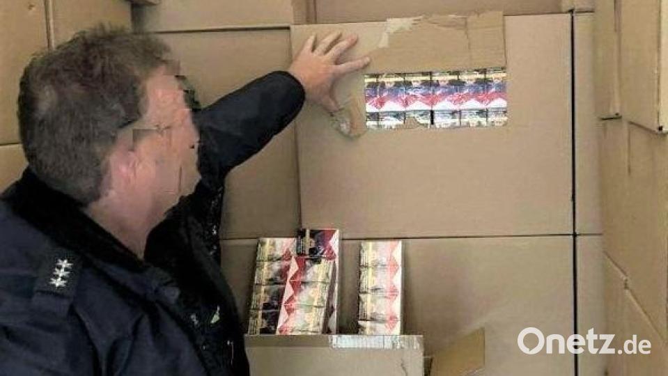 Auf der Ladefläche eines Kleinlasters entdeckten die Grenzpolizisten eine große Menge Zigaretten, ohne Steuerbanderole. Bild: Foto: GPI Waidhaus