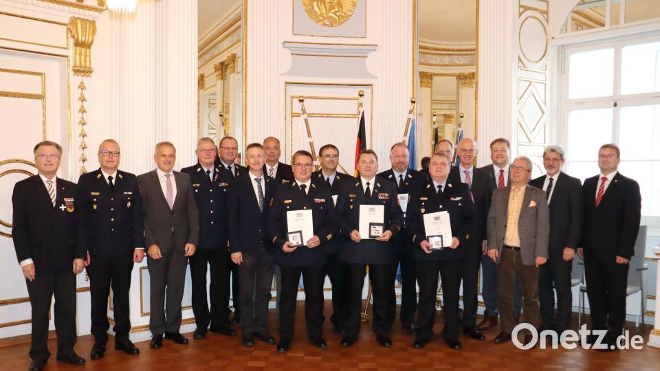 Gruppenbild der Geehrten mit Ehrengästen. Bild: Stühlinger-Weinhändler/Regierung der Oberpfalz/exb