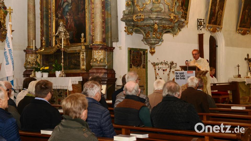 Domvikar Monsignore Harald Scharf bei seiner Ansprache in der Pfarrkirche Luhe. Bild: bey