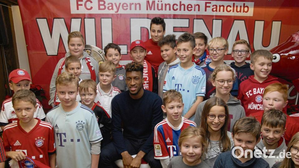 Kingsley Coman (Mitte) und seine jungen Fans 2018 beim Besuch in Wildenau. (Kreis Tirschenreuth). Archivbild: Gebert