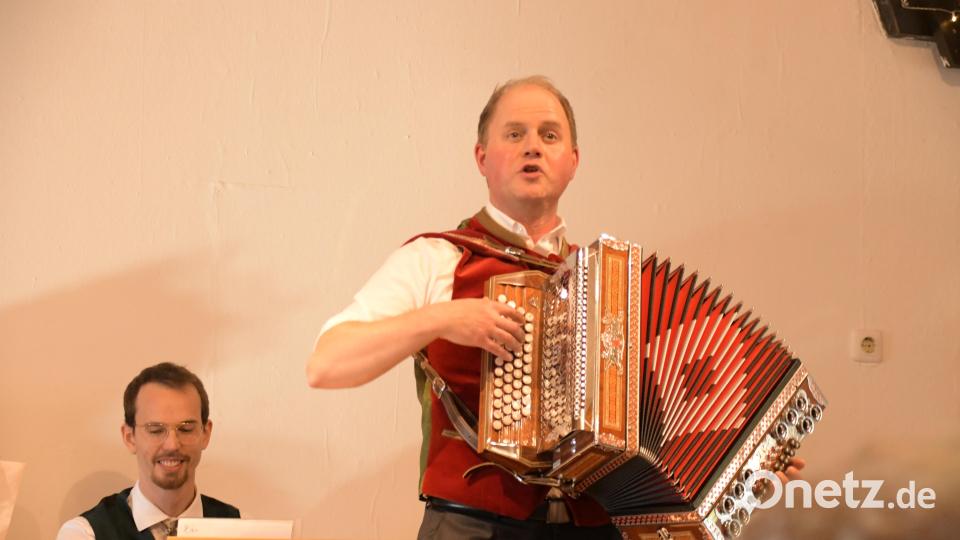 Stefan Wagner, Präses des KAB-Kreisverbands Schwandorf, parodiert mit seiner Steierischen den „Sündenfall“ im Paradies und die Geschichte vom „Kanapee“. Bild: Rohrwild/exb