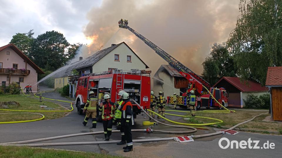 Für die beteiligten Feuerwehren, die den Brand eines Vierseithofs Ende Juli in Lauterbach bei Griesbach bekämpften, schafften Landwirte 600.000 Liter Wasser heran. Archivbild: nic