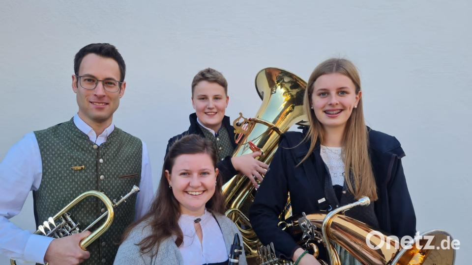 Die Ehenbachtaler Blaskapelle Schnaittenbach wählt einen neuen Vorstand (von links): Michael Leitl (Ertster Vorsitzender), Maria Schlosser (Zweite Vorsitzende), Finn Walter (Medienwart) und Luisa Schorner (Trachtenwartin). Bild: Heidi Walter/exb