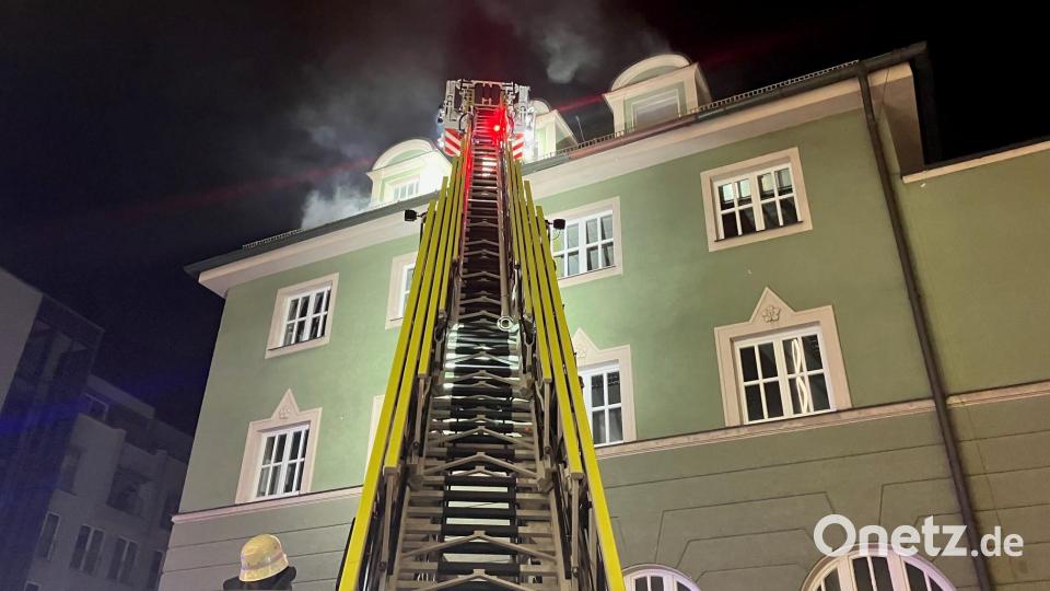 Zum Glück ist alles nur eine Übung: Ein Großaufgebot von Einsatzkräften nimmt an der Übung im Evangelischen Vereinshaus in Weiden teil. Bild: Richard Schieder/exb