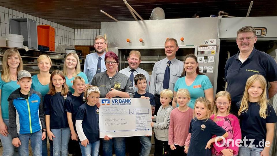 Die Spendenübergabe bei der Bäckerei Wenkmann in Hohenkemnath. Bild: Fabian Schildbach