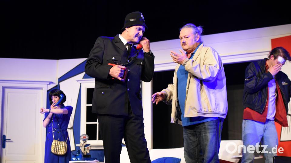 Freunde werden die beiden nicht mehr: Der misstrauische Polizeiinspektor (Hans-Jürgen Gmeiner) bringt durch sein Telefonat mit Mary (Mica Bara, links) das Lügen-Duo Stanley (Jens Ulrich Seffen) und John (Johannes Lukas, rechts) ins Schwitzen. Bild: Tobias Schwarzmeier