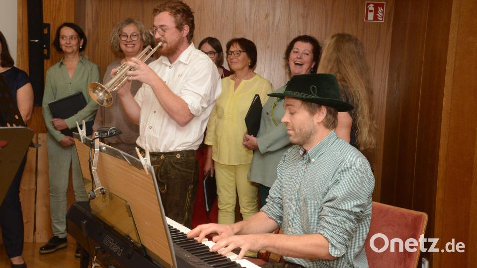 Sebastian Kuhl, Klavier, auch Akkordeon und Benjamin Maurer, Trompete, bringen natürlich auch mit Gesang den Gästen bayerische Schmankerl nmit. Bild: bey