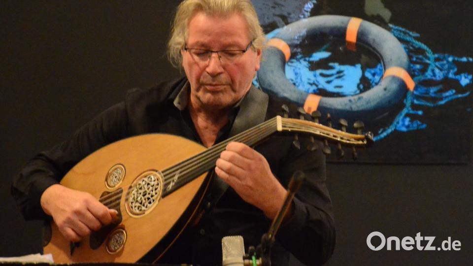 Die Vernissage wird mit orientalischer Musik begleitet. Bild: Kunz