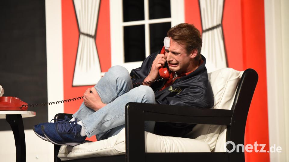 John (Johannes Lukas) scheint am Ende. Doch ein paar Lügen hat er noch im Köcher. Bild: Tobias Schwarzmeier