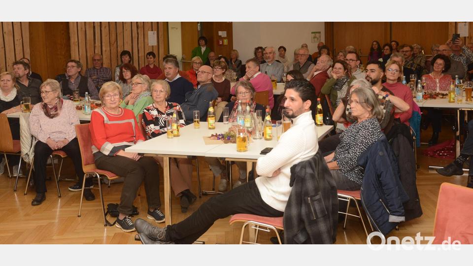 Der Festsaal ist beim Benefizkonzert der Chorgemeinschaft voll besetzt. Bild: bey