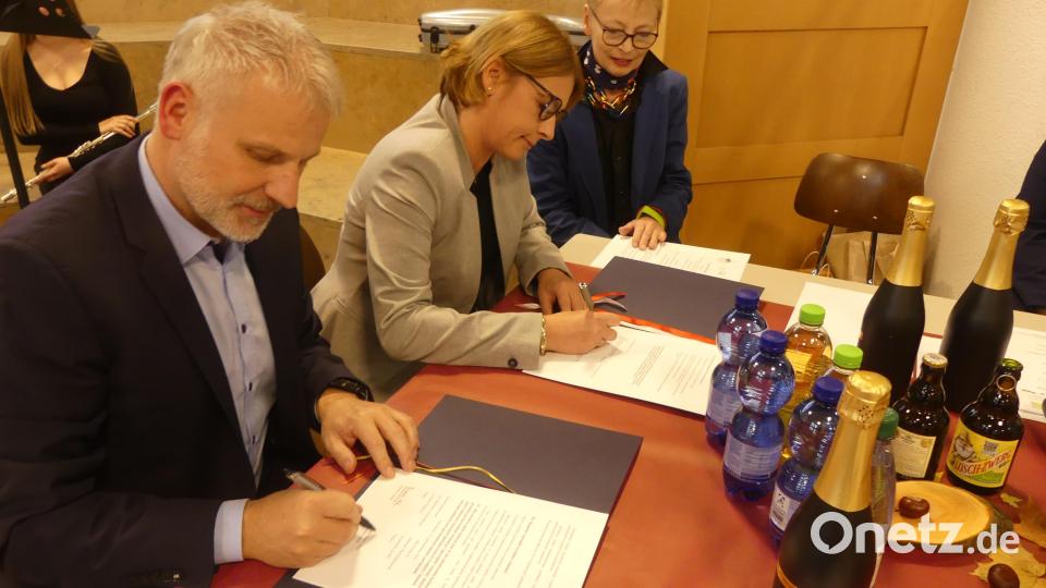 Die Direktoren Eduard Bauer und Malgorzata Korta unterzeichnen im Beisein von „Geburtshelferin“ Margareta Reim die Partnerschaftsurkunde. Bild: rn