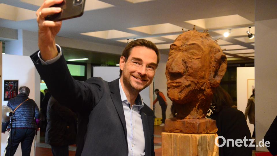 Abgeordneter Stephan Oetzinger knipst ein Selfie mit einer Skulptur. Bild: Kunz