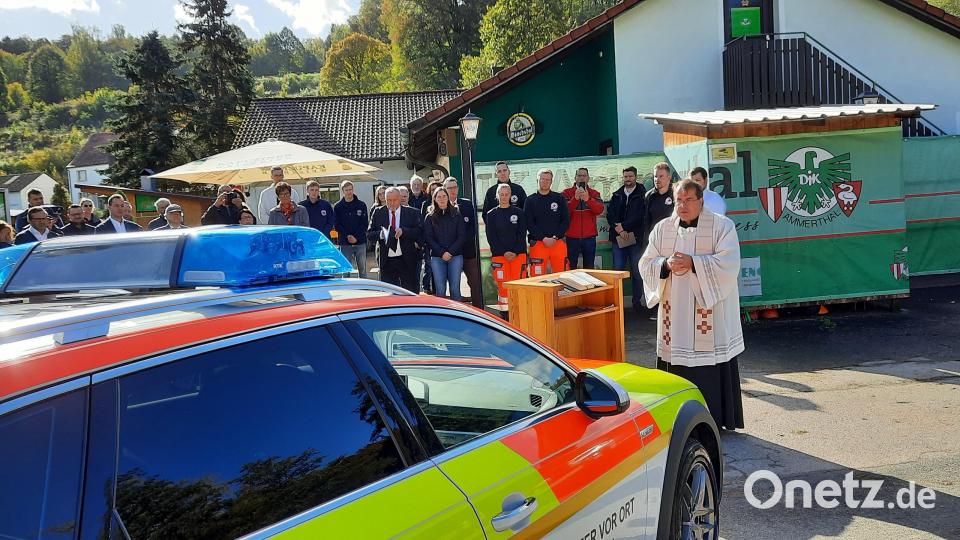 Pfarrer Klaus Hausmann weihte den angeschafften Audi und dankte den Aktiven
für ihre wertvolle Arbeit. Bild: oe