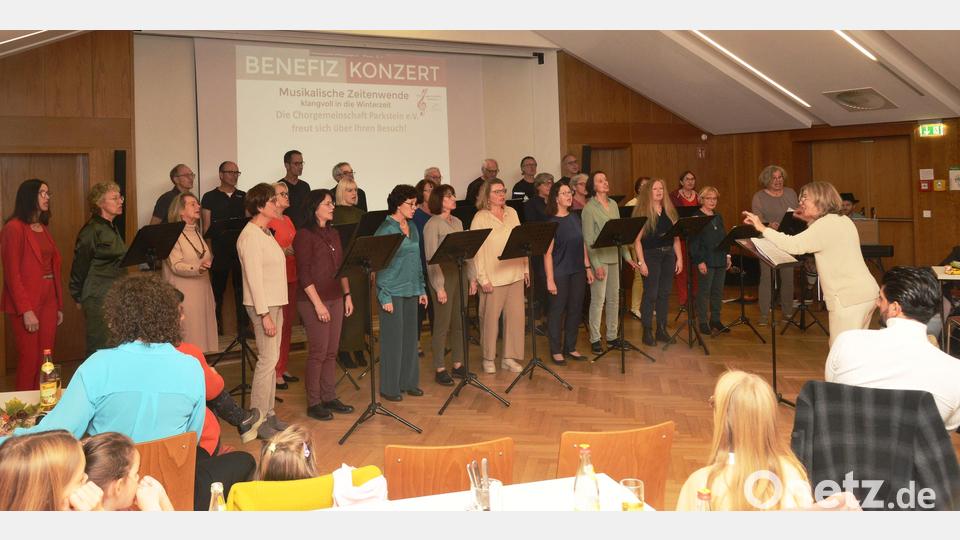 Die Chorgemeinschaft Parkstein unter Leitung von Elvira Kuhl begeistert die Besucher im voll besetzten Festsaal. Bild: bey