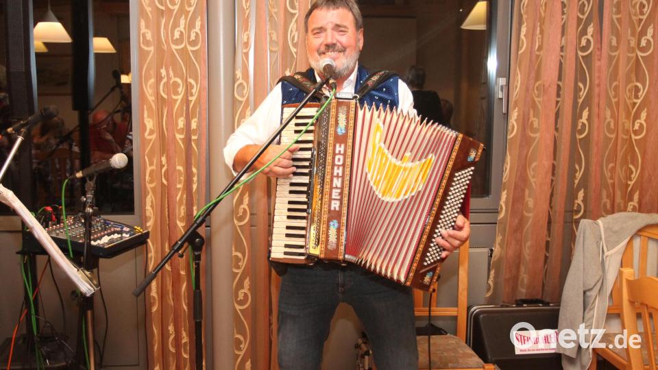 Roland Hansl begeistert als Moderator und Musikant. Bild: pi