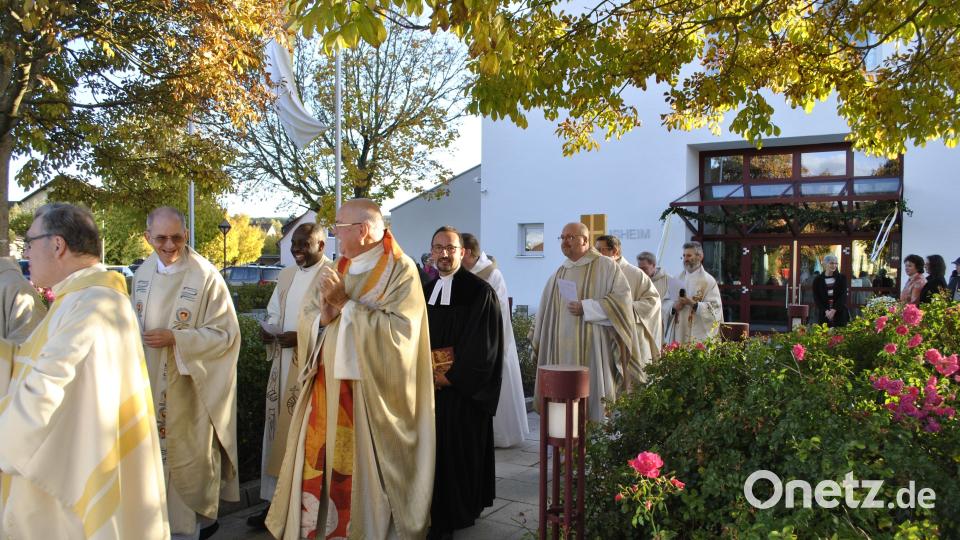 In einer feierlichen Prozession zog die Pfarrgemeinde mit den Gremien und Vereinen sowie der Geistlichkeit vom Vitusheim zu Pfarrkirche (hinten, von rechts, Pfarrer Helmut Brügel und Dekan Christian Schulz). Bild: wfw