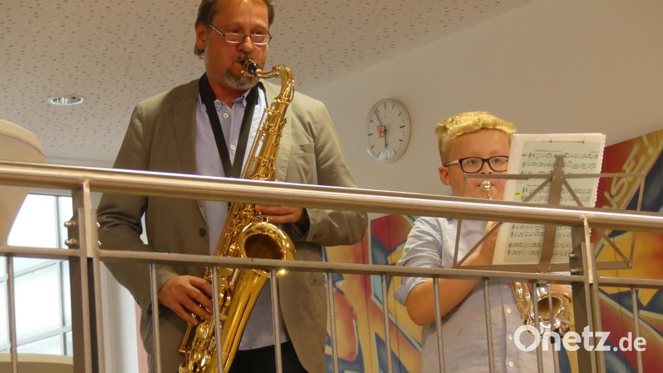 Stefan Kirschner (rechts) und Martin Hafner intonierten zum Abschluss: „Muss i denn zum Städtele hinaus“. Bild: rn