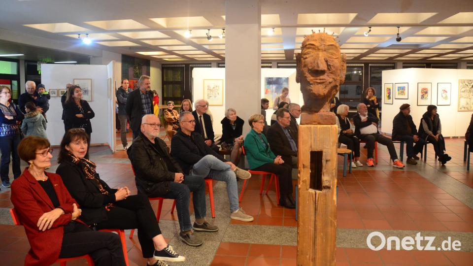 In Anwesenheit vieler Gäste eröffnet der Oberpfälzer Kunstverein am Samstagabend die Herbstausstellung. Bild: Kunz
