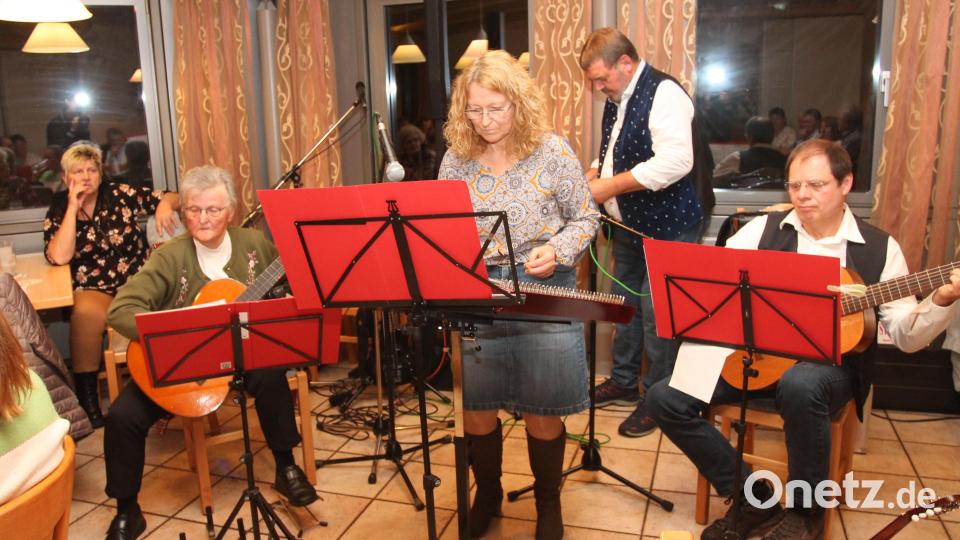 Die „Zam’gwürfelten“ Regina Schmid, Ulrike und Reinhold Kolzenburg (von links) begeistern bei ihrer Premiere. Bild: pi