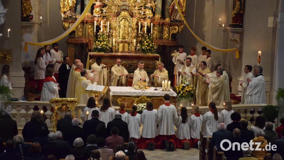 Die versammelte Geistlichkeit und der liturgische Dienst am Altar der vollbesetzten Stadtpfarrkirche St. Vitus, in der Bildmitte Stadtpfarrer Helmut Brügel. Bild: Franziska Reiß