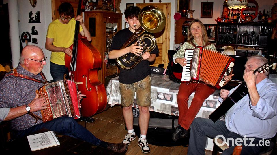 Generationsübergreifendes Musizieren in der Zoiglstibe. Bild: R. Kreuzer