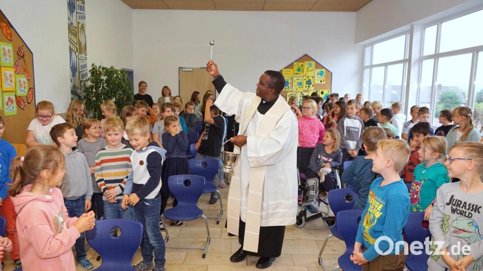 Pfarrvikar Dr. Linus segnete die Schüler mit Weihwasser. Dies verursachte auch eine gewisse Bewegung in die Stuhlreihen. Bild: bkr