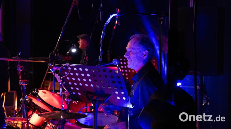 Klaus &quot;Sef&quot; von den &quot;Silhouettes&quot; an den Drums. Bild: rw