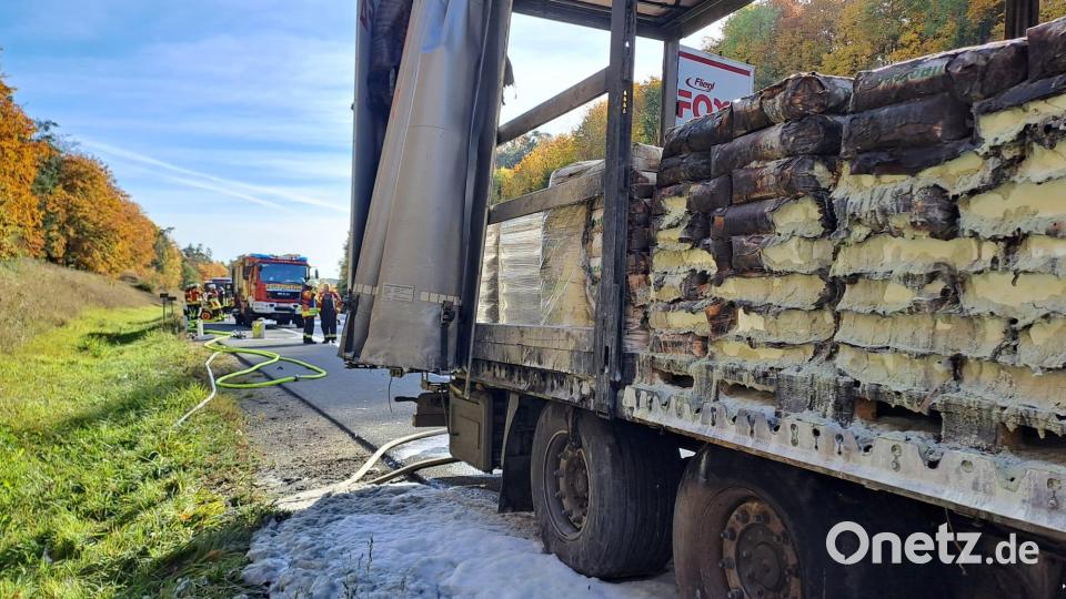 Das geladene Futtermittel musste nach den Löscharbeiten umgeladen werden. Bild: Alexander Graf/exb