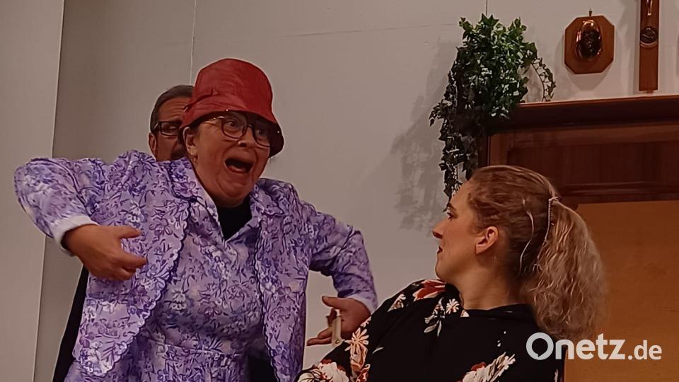 Bei der Theateraufführung der Laienspielgruppe Mähring hatten die Zuschauer des Stücks &quot;Eine verrückte Familie&quot; viel zu lachen. Bild: Laienspielgruppe Mähring/exb