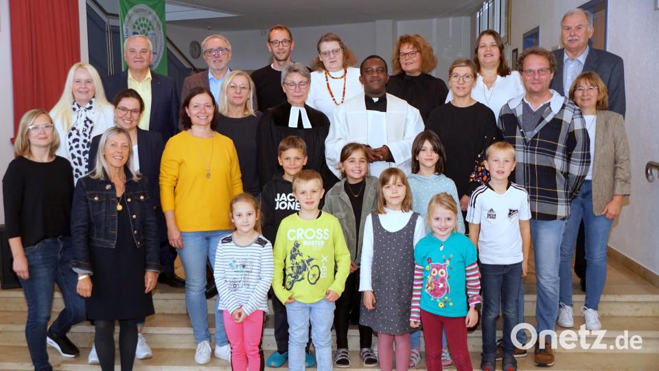 Ein großes Team und eine große Leistung. Die Schüler im Vordergrund dankten für die umfangreichen Verbesserungen. Bürgermeister Günter Kopp (links hinten) erinnerte an arbeitsreiche Jahre und hohe Investitionen. Rechts neben ihm Architekt Christian Drehobel. Bild: bkr