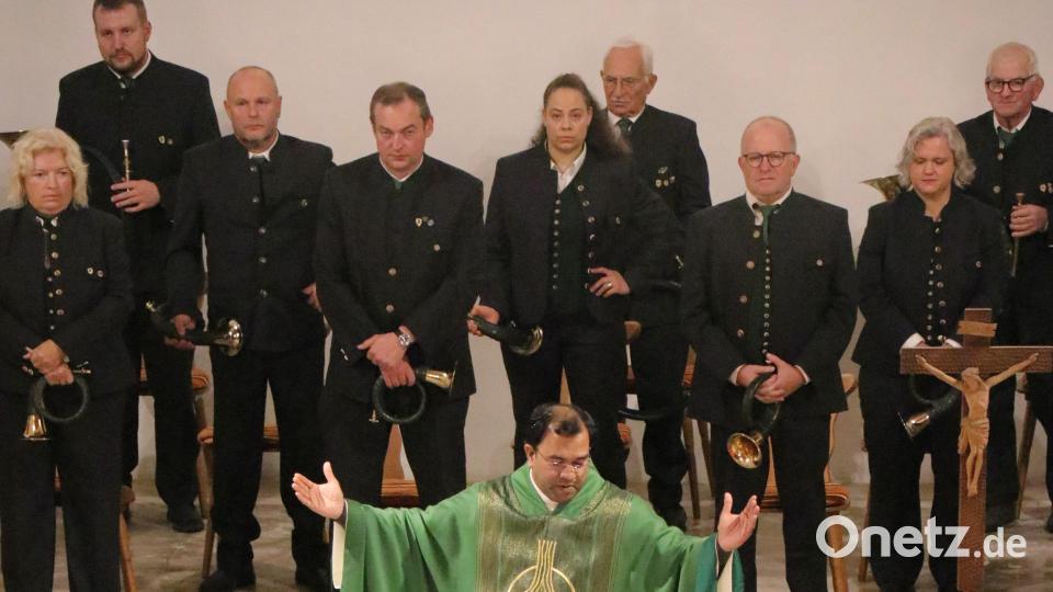 Die Jagdhornbläser der BJV-Kreisgruppe Sulzbach-Rosenberg umrahmen die Hubertusmesse in der Herz-Jesu-Kirche in Sorghof. Stadtpfarrer Pater Robin Xavier zelebriert den gut besuchten Gottesdienst. Bild: Willi Ertl